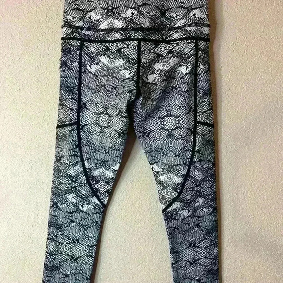 Zyia Light n Tight Snakeskin Print Leggings Sz 0 NWOT - Picture 3 of 4